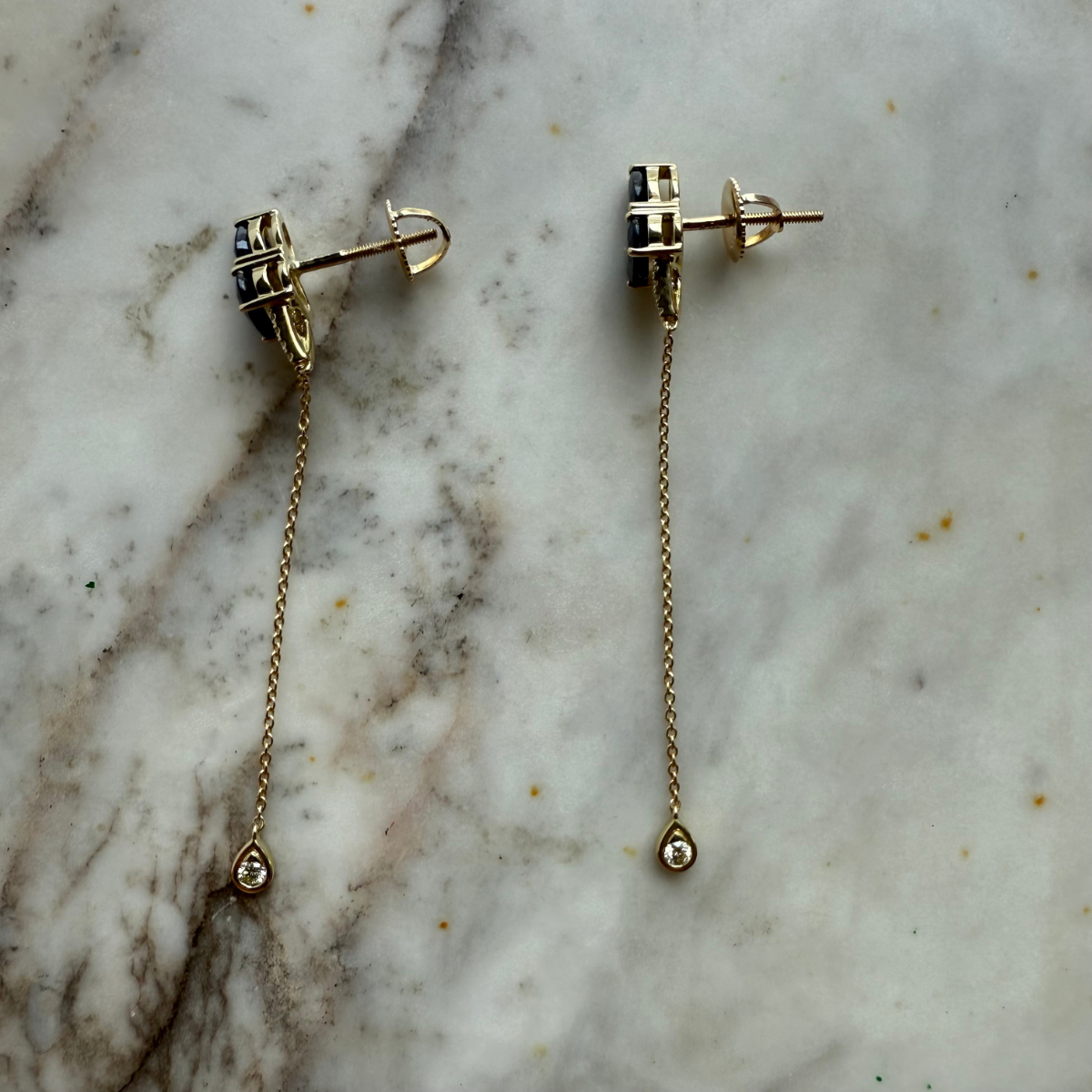 Aretes largos con cadenita de oro amarillo 10K con zafiros y diamantes 0.25ctw