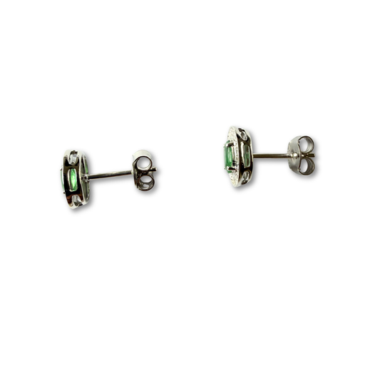 Aretes en oro blanco 10K con esmeralda ovalada y halo de diamantes 0.05ctw