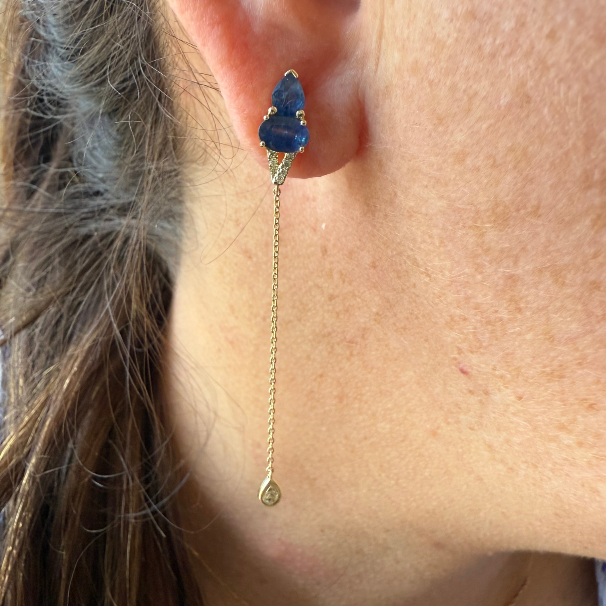 Aretes largos con cadenita de oro amarillo 10K con zafiros y diamantes 0.25ctw