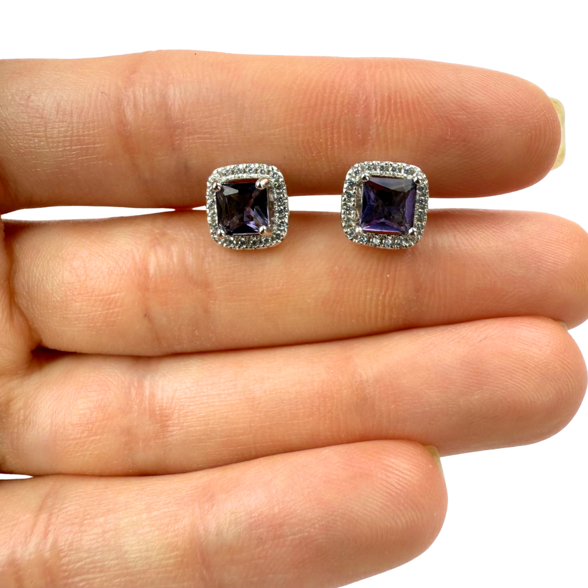 Arete con circón morado corte princesa y halo de zafiro blancos en plata