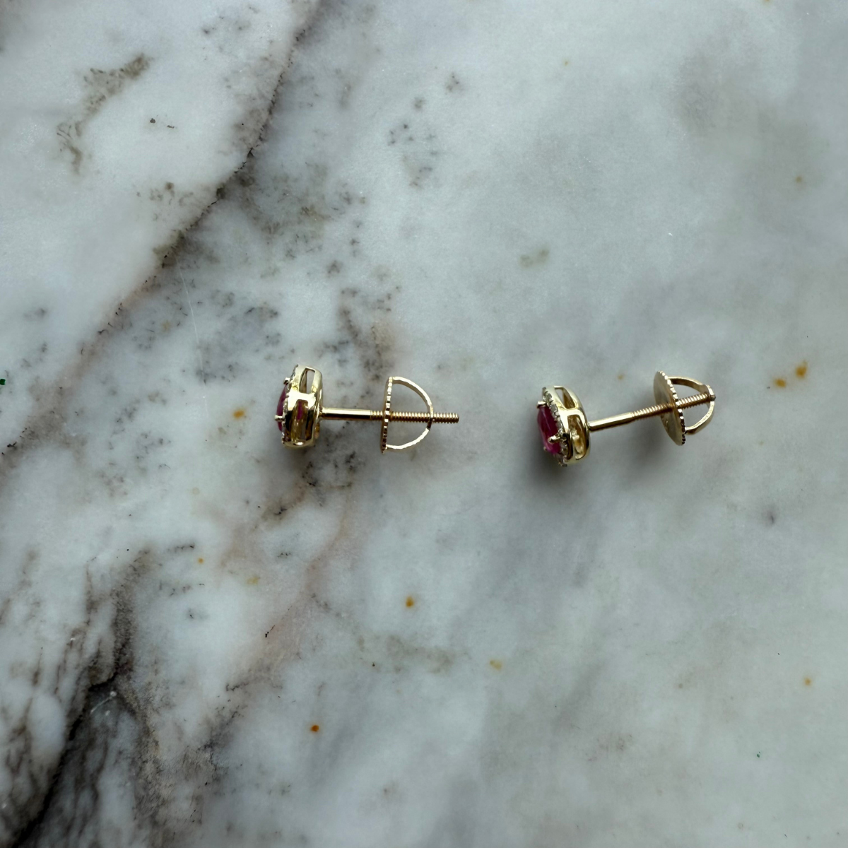 Aretes de oro amarillo 10K con rubí corte pera y halo de diamantes 0.25ctw