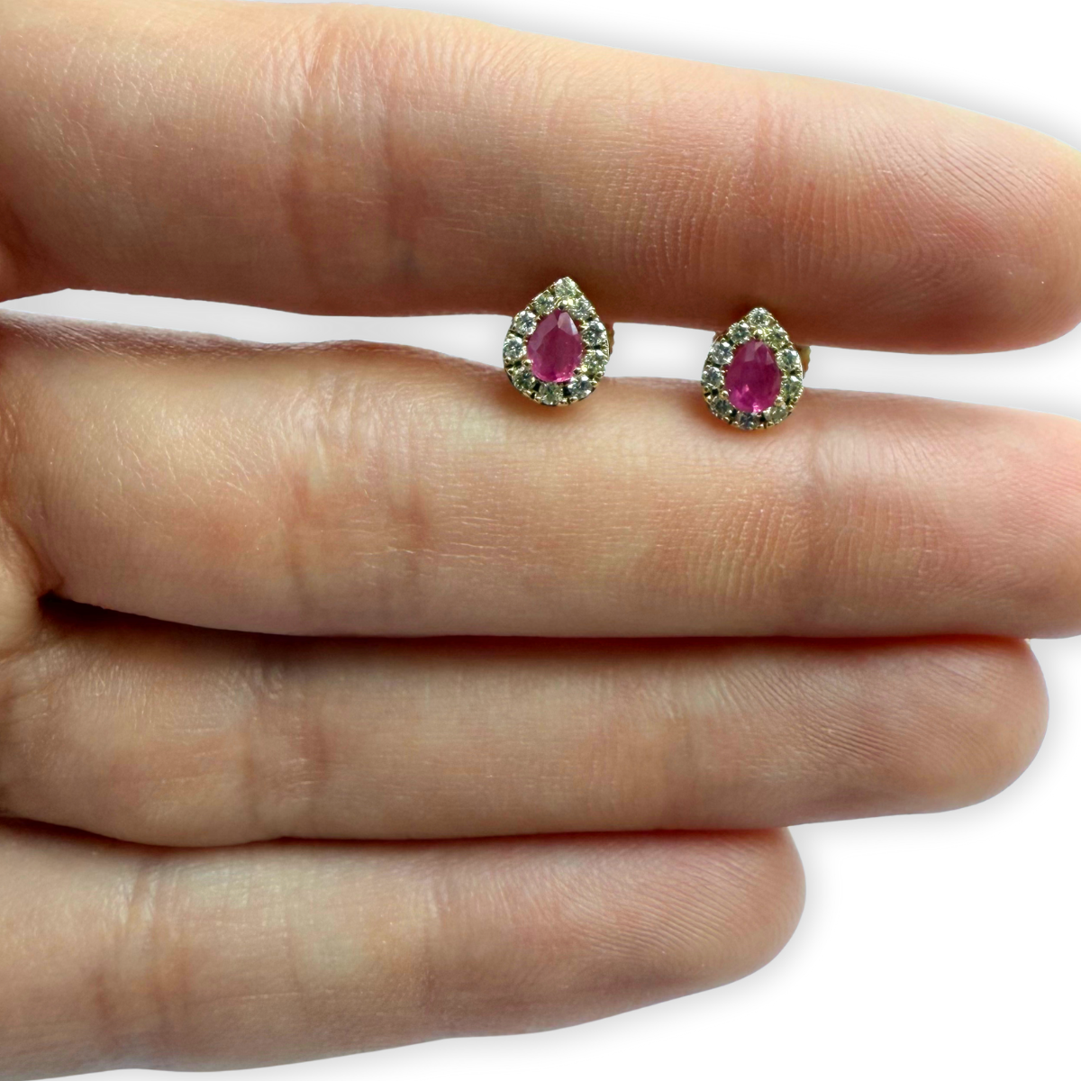 Aretes de oro amarillo 10K con rubí corte pera y halo de diamantes 0.25ctw