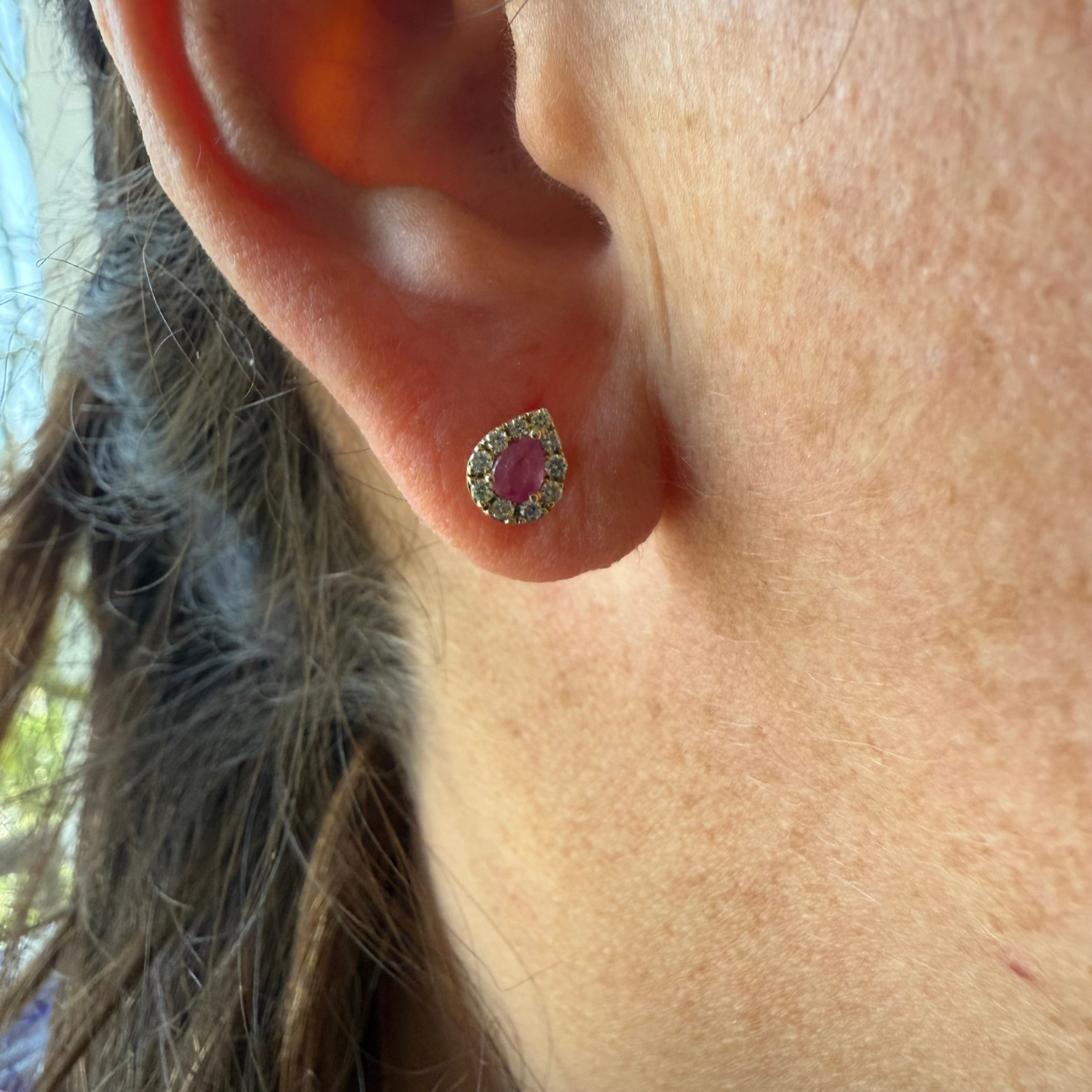 Aretes de oro amarillo 10K con rubí corte pera y halo de diamantes 0.25ctw