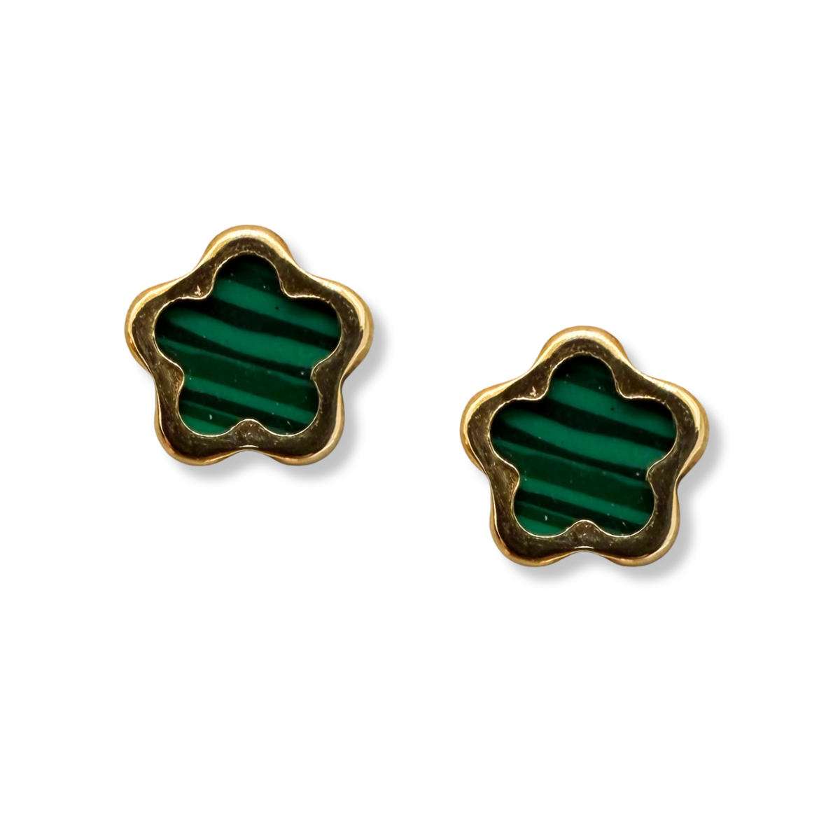 Aretes en oro amarillo 14k con estrella pequeña de malaquita
