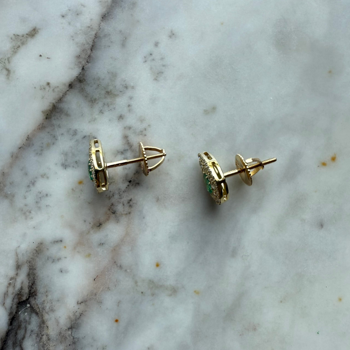 Aretes de oro amarillo 10K con esmeralda corte pera y doble halo de diamantes 0.35ctw