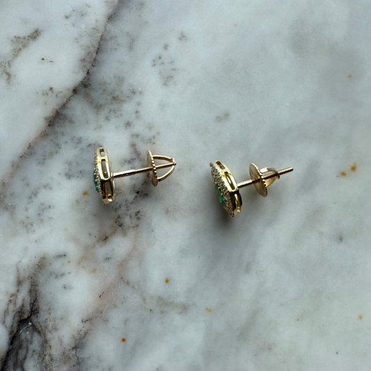 Aretes de oro amarillo 10K con esmeralda corte pera y doble halo de diamantes 0.35ctw