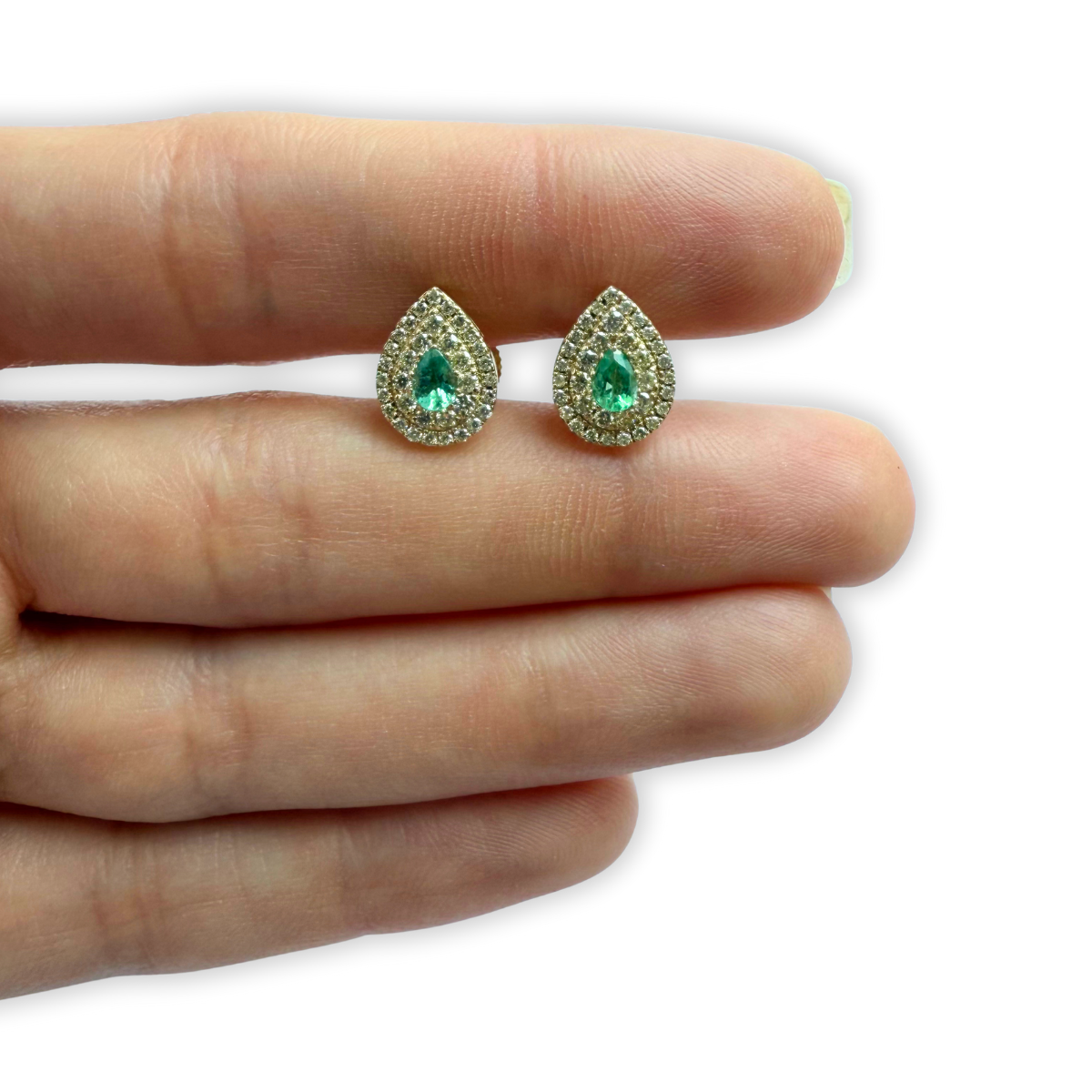 Aretes de oro amarillo 10K con esmeralda corte pera y doble halo de diamantes 0.35ctw