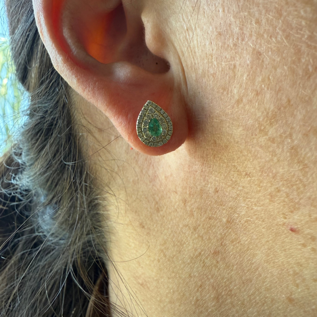 Aretes de oro amarillo 10K con esmeralda corte pera y doble halo de diamantes 0.35ctw