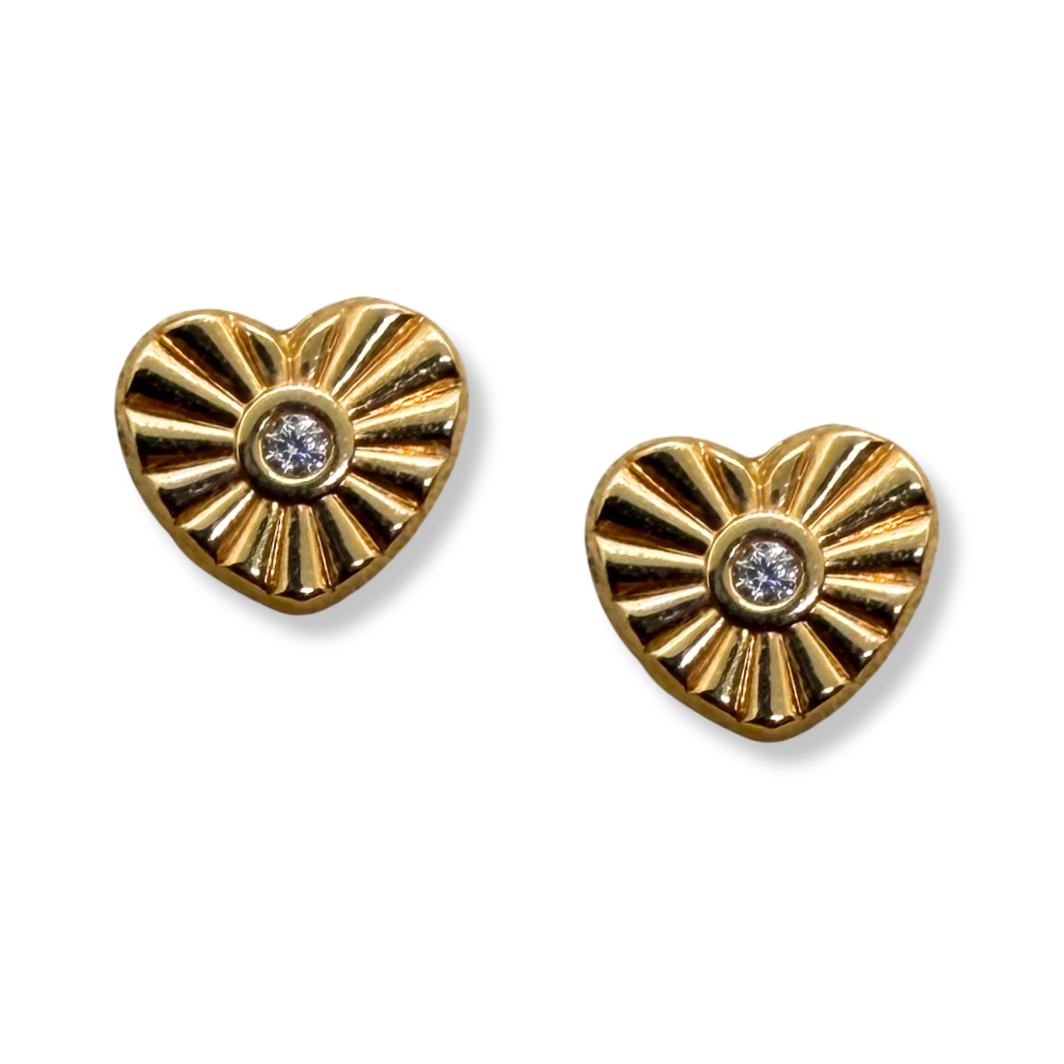 Aretes en oro amarillo 14 K con corazón de rayitas y circonita en el centro con tope rosca