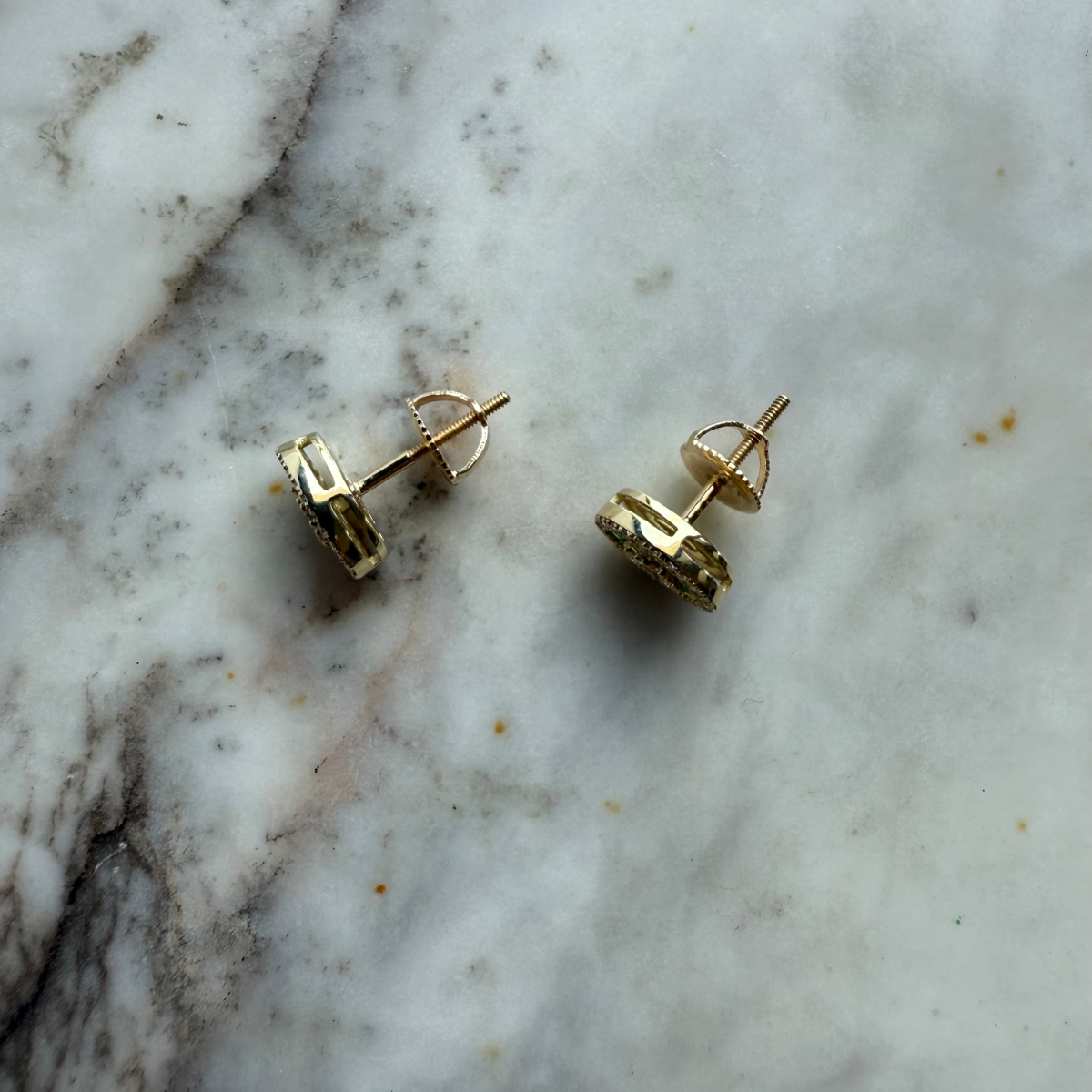 Aretes ovalados de oro amarillo 10K con esmeraldas y diamantes 0.25ctw