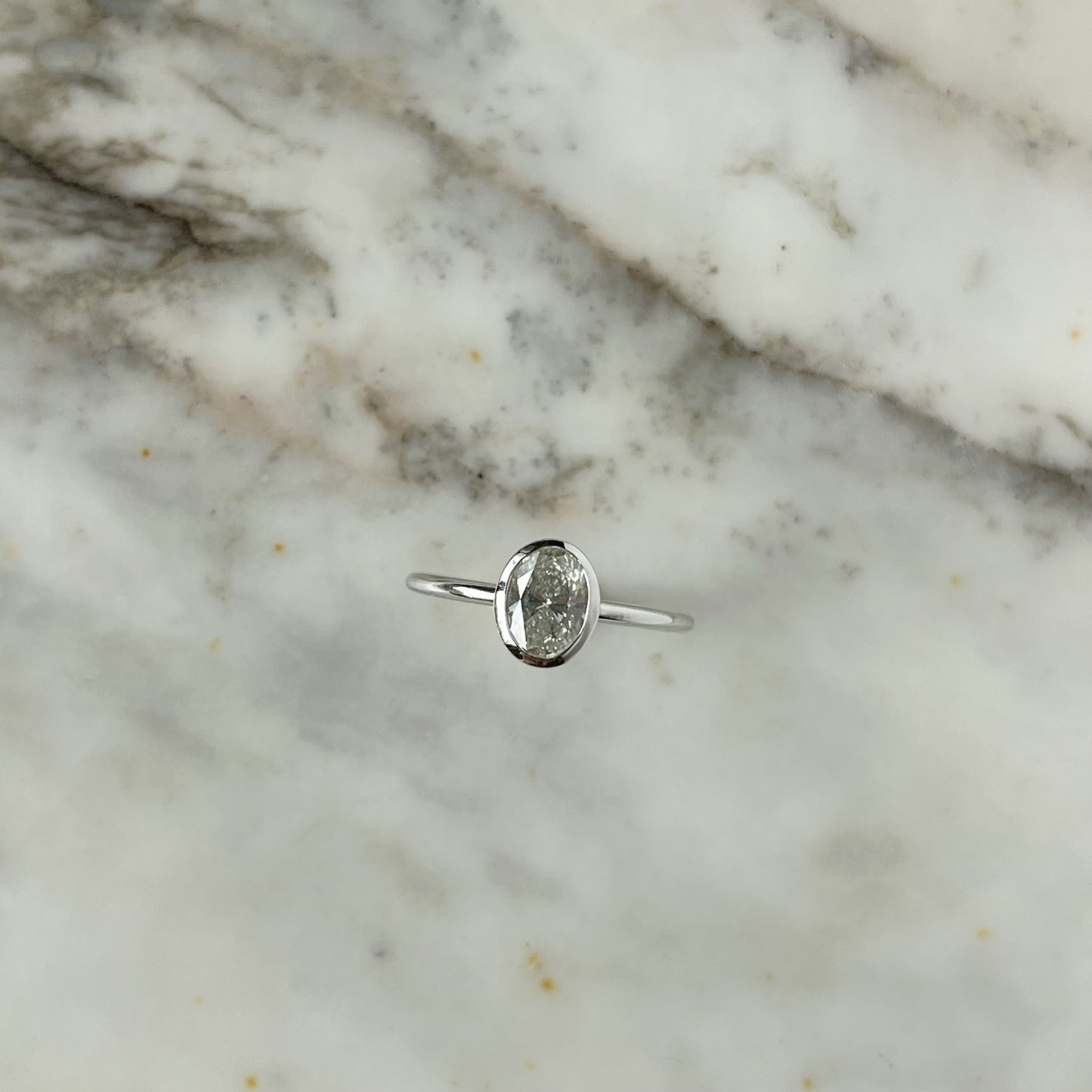 Solitario de diamante ovalado de un quilate de laboratorio en oro blanco 14k
