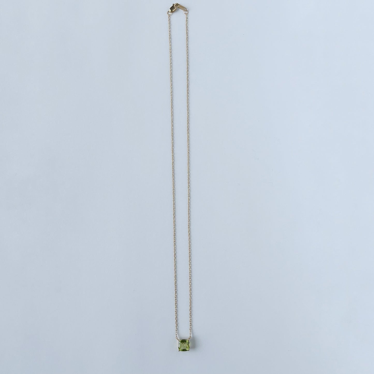 Collar en oro amarillo 10k con peridot cuadrada