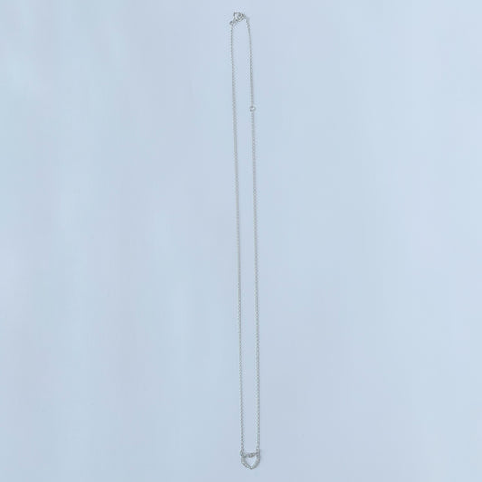 Collar en oro blanco 14k y corazón delineado de diamantes 0.06ctw