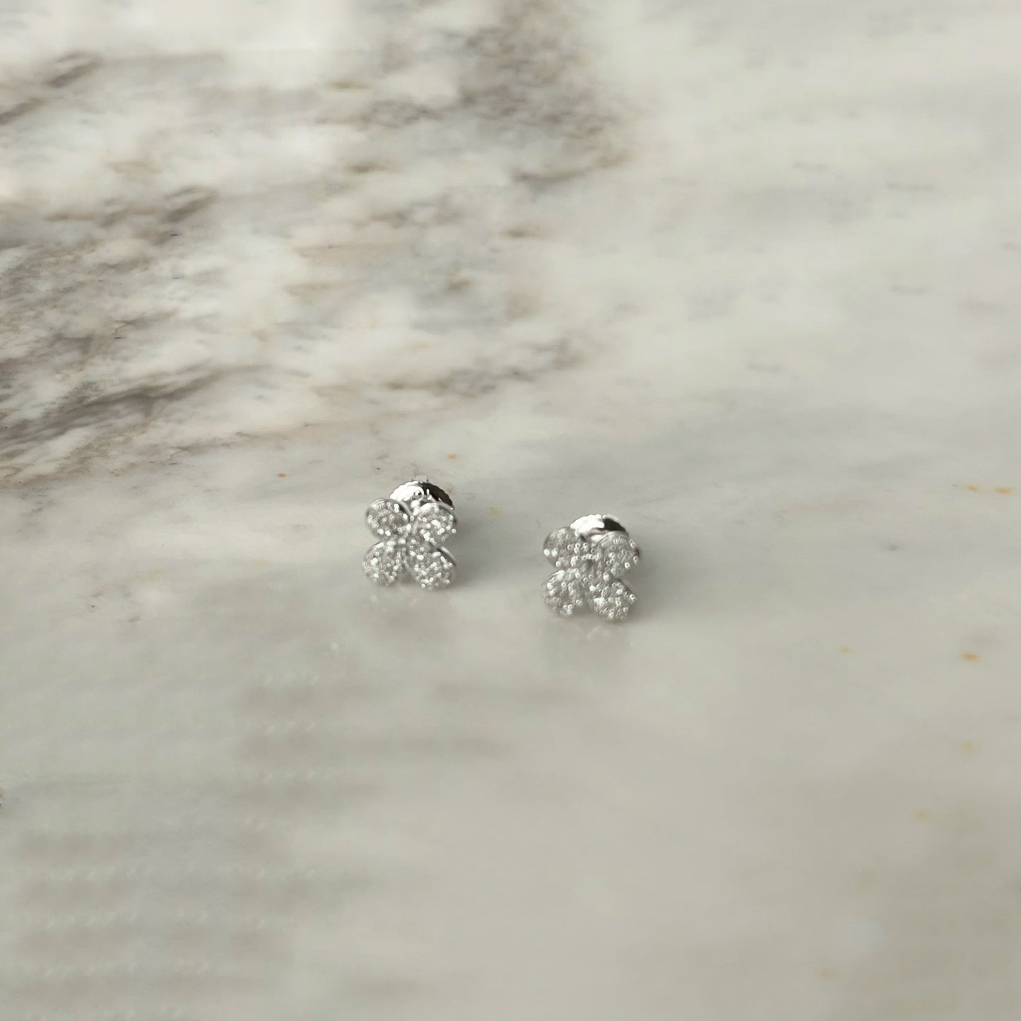 Aretes en oro blanco 10k en forma de flor cuatro pétalos con diamantes 0.15ctw