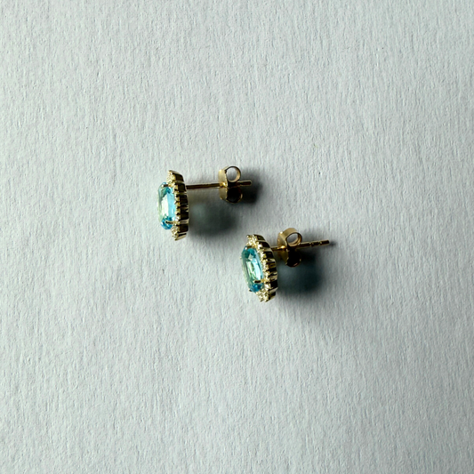 Aretes en oro amarillo 10k con topacios azules ovalados y halo de diamantes 0.35ctw