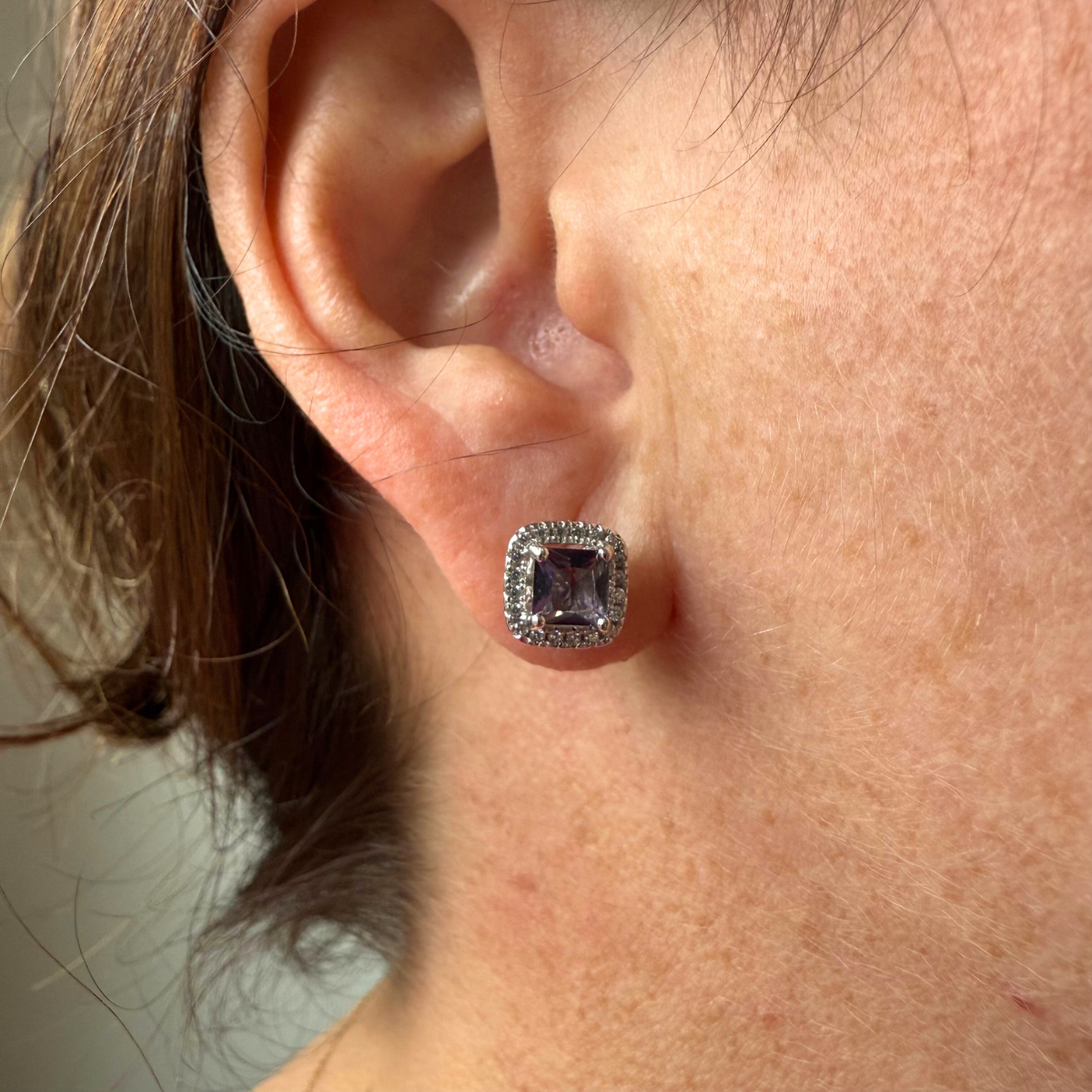 Arete con circón morado corte princesa y halo de zafiro blancos en plata