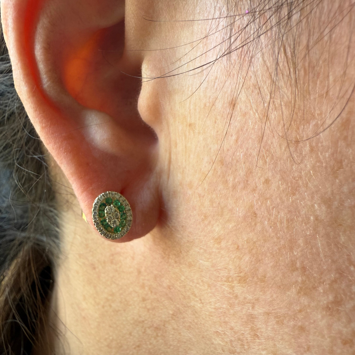 Aretes ovalados de oro amarillo 10K con esmeraldas y diamantes 0.25ctw