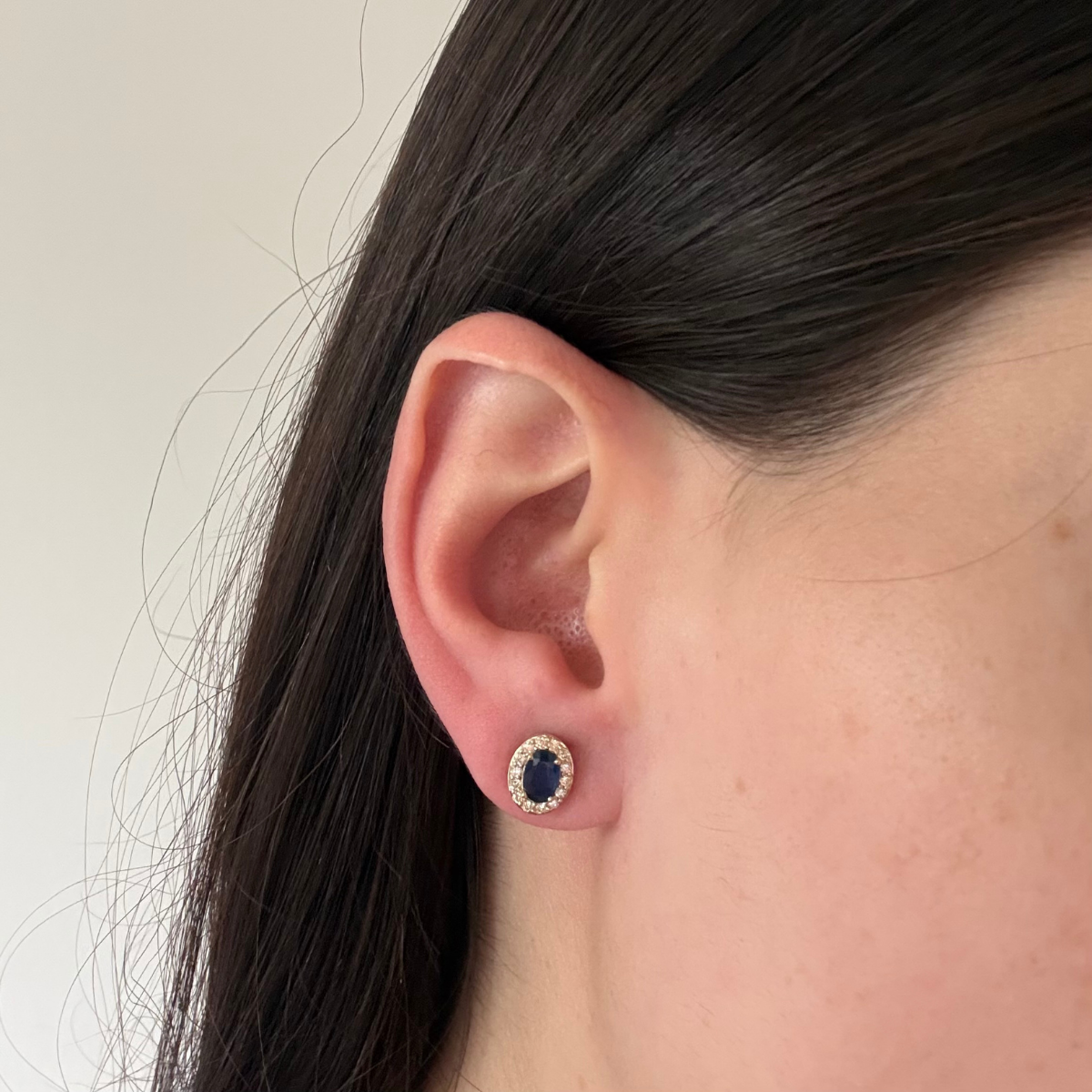Arete en oro amarillo 10K con zafiros ovalados y halo de diamantes 0.35ctw con broche a rosca