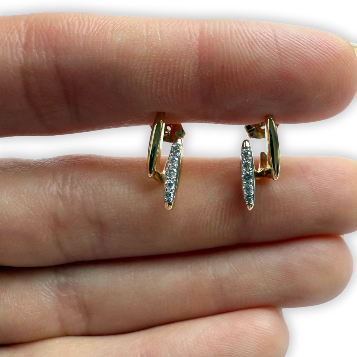 Aretes doble barrita de oro amarillo 10K con diamantes 0.11ctw