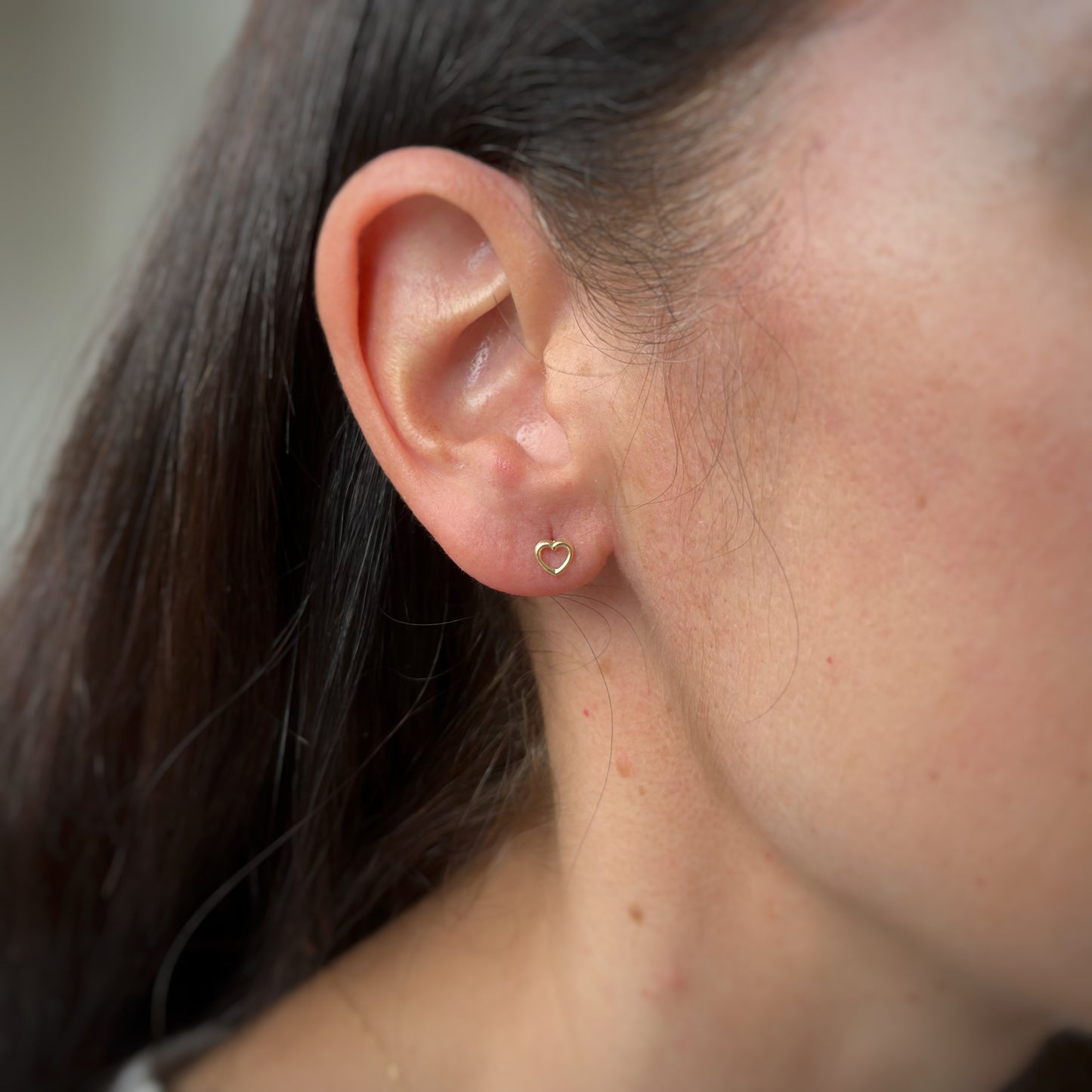 Aretes en oro amarillo 14k con corazón delineado con broche rosca