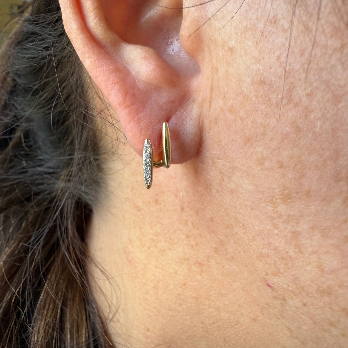 Aretes doble barrita de oro amarillo 10K con diamantes 0.11ctw