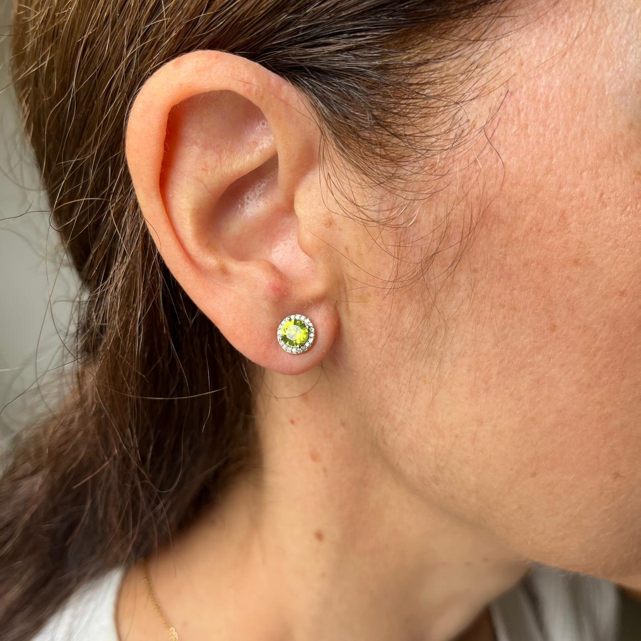 Aretes de plata con peridoto y halo de diamantes 0.10ctw