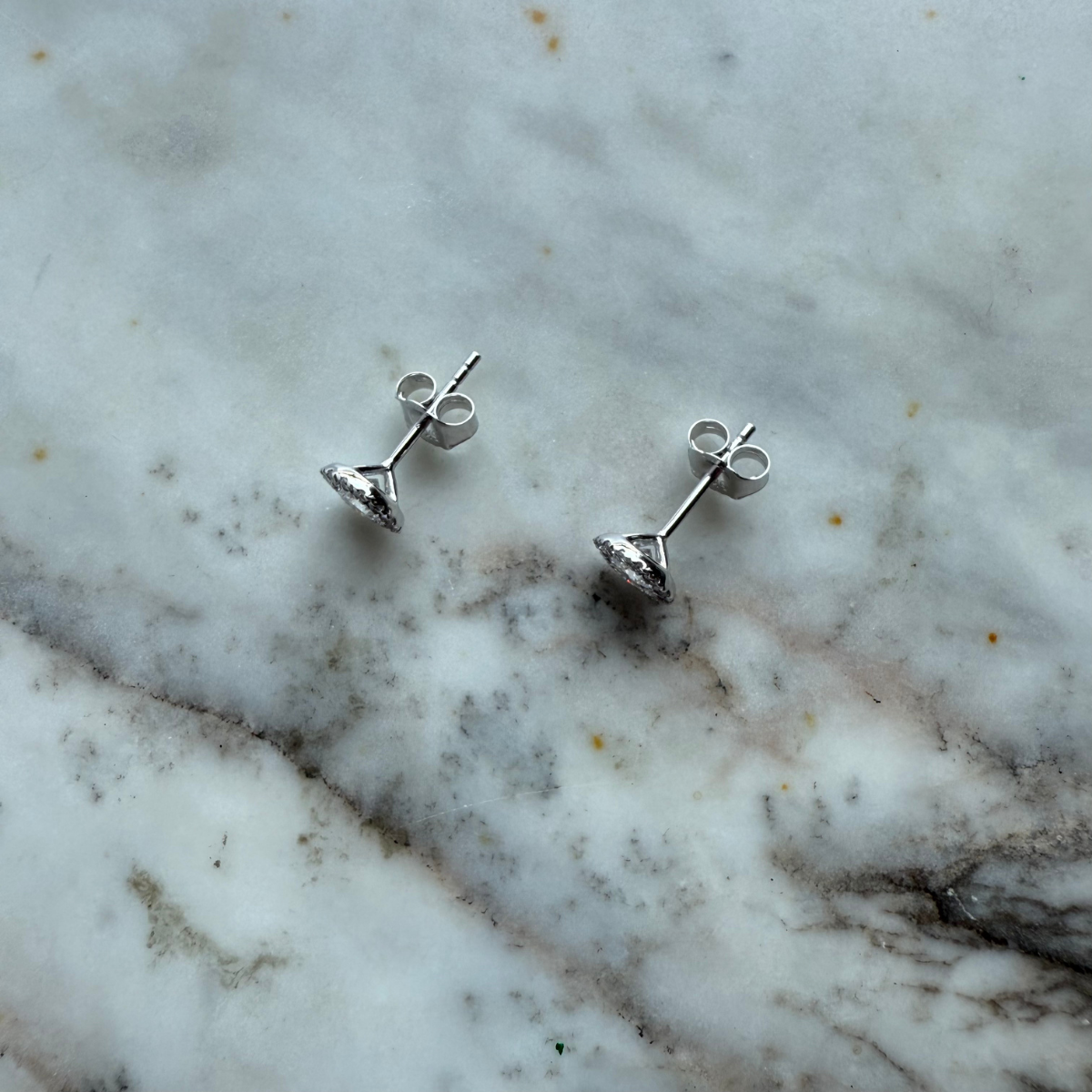 Aretes en oro blanco 10K redondos con halo de diamantes de laboratorio 0.33ctw