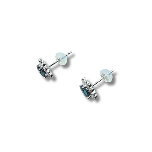 Aretes ovalados en oro blanco 10K con topacio london blue y halo de diamantes 0.25ctw