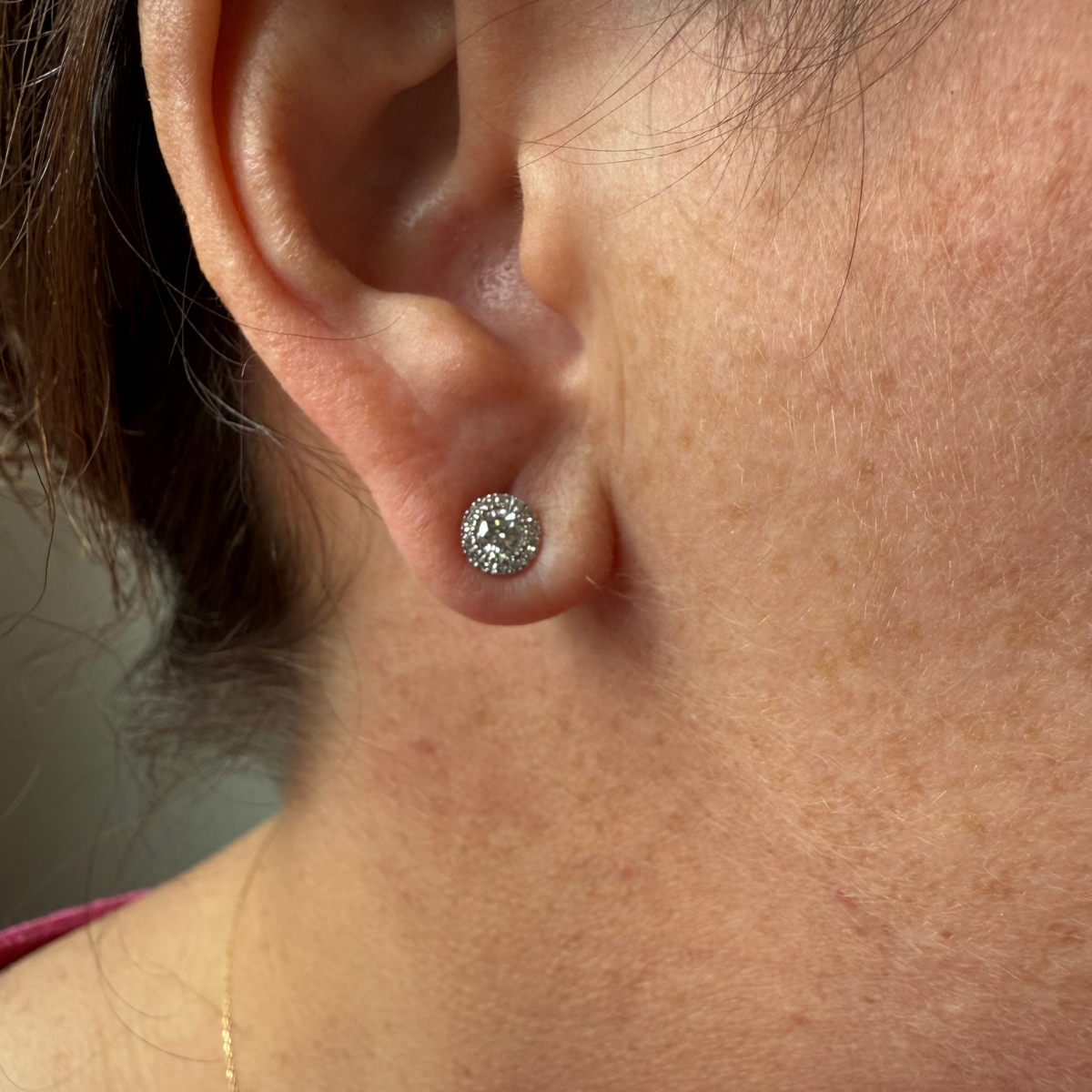 Aretes en oro blanco 10K redondos con halo de diamantes de laboratorio 0.33ctw