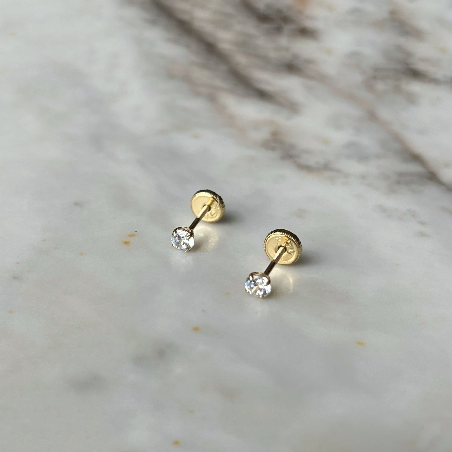 Aretes en oro amarillo de 18k con circonita de 3mm con broche rosca