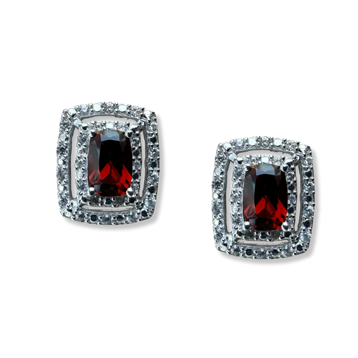 Aretes rectangulares en plata con granate y halo de circones