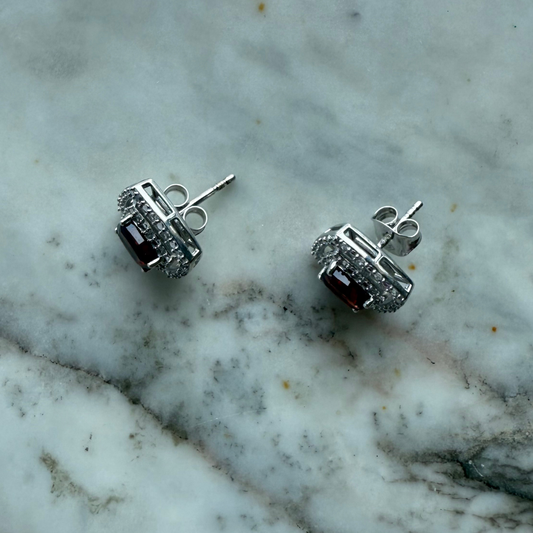 Aretes rectangulares en plata con granate y halo de circones