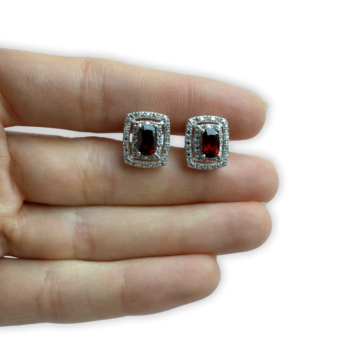 Aretes rectangulares en plata con granate y halo de circones