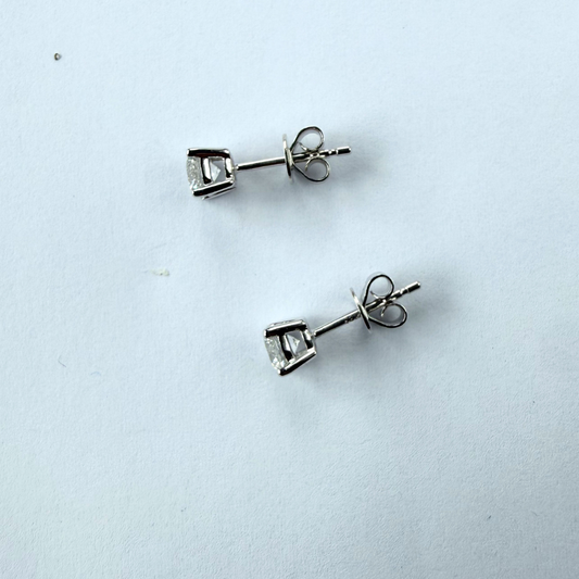 Aretes stud de diamantes de laboratorio 0.75ctw en oro blanco 14K
