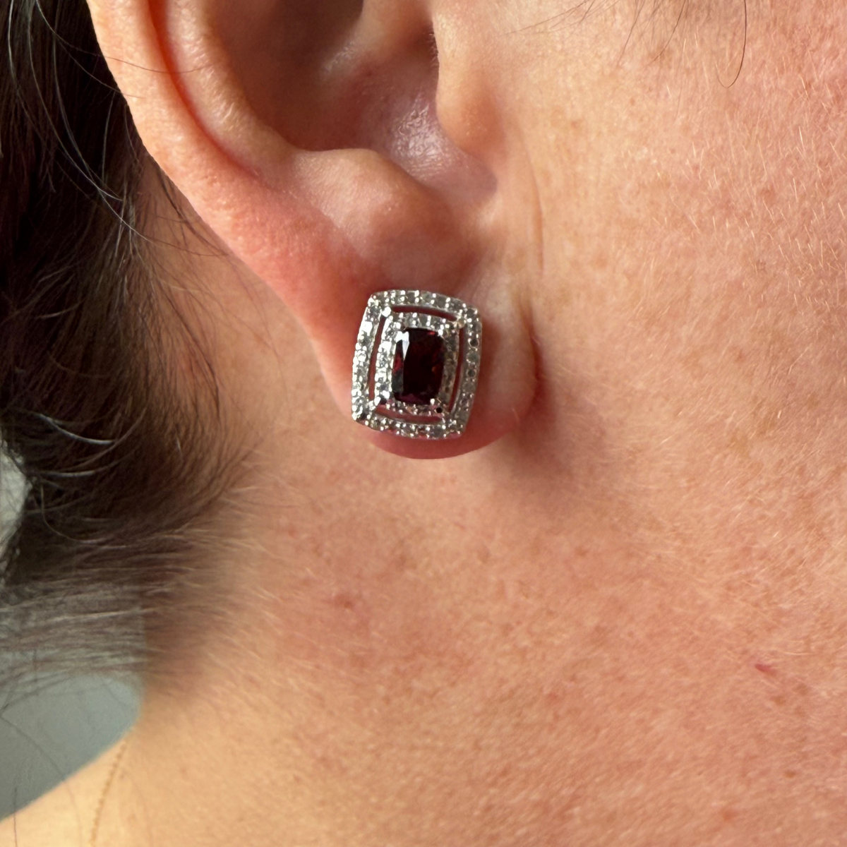 Aretes rectangulares en plata con granate y halo de circones