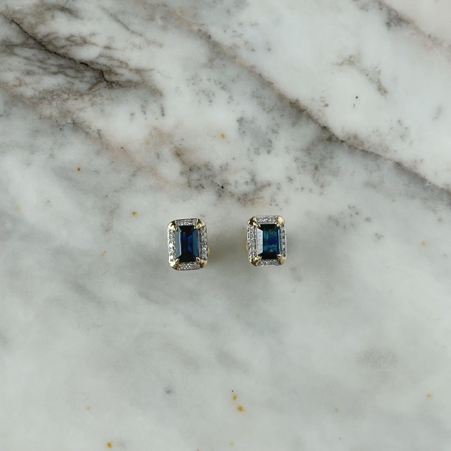 Aretes rectangulares en oro amarillo 10k con zafiro y diamantes 0.10ctw