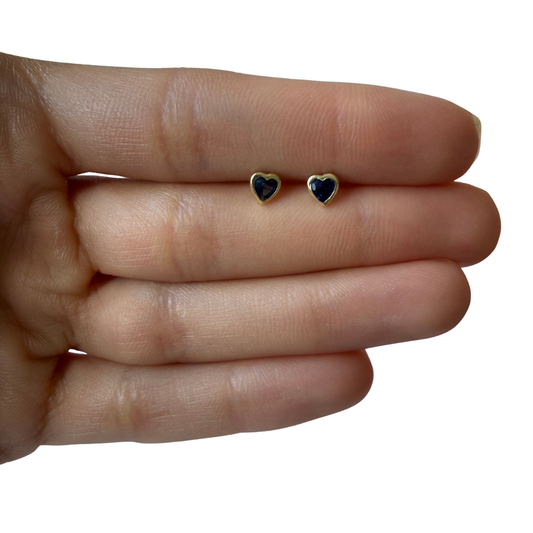 Aretes en oro amarillo 14k con corazón de circonita azul biselado con tope rosca