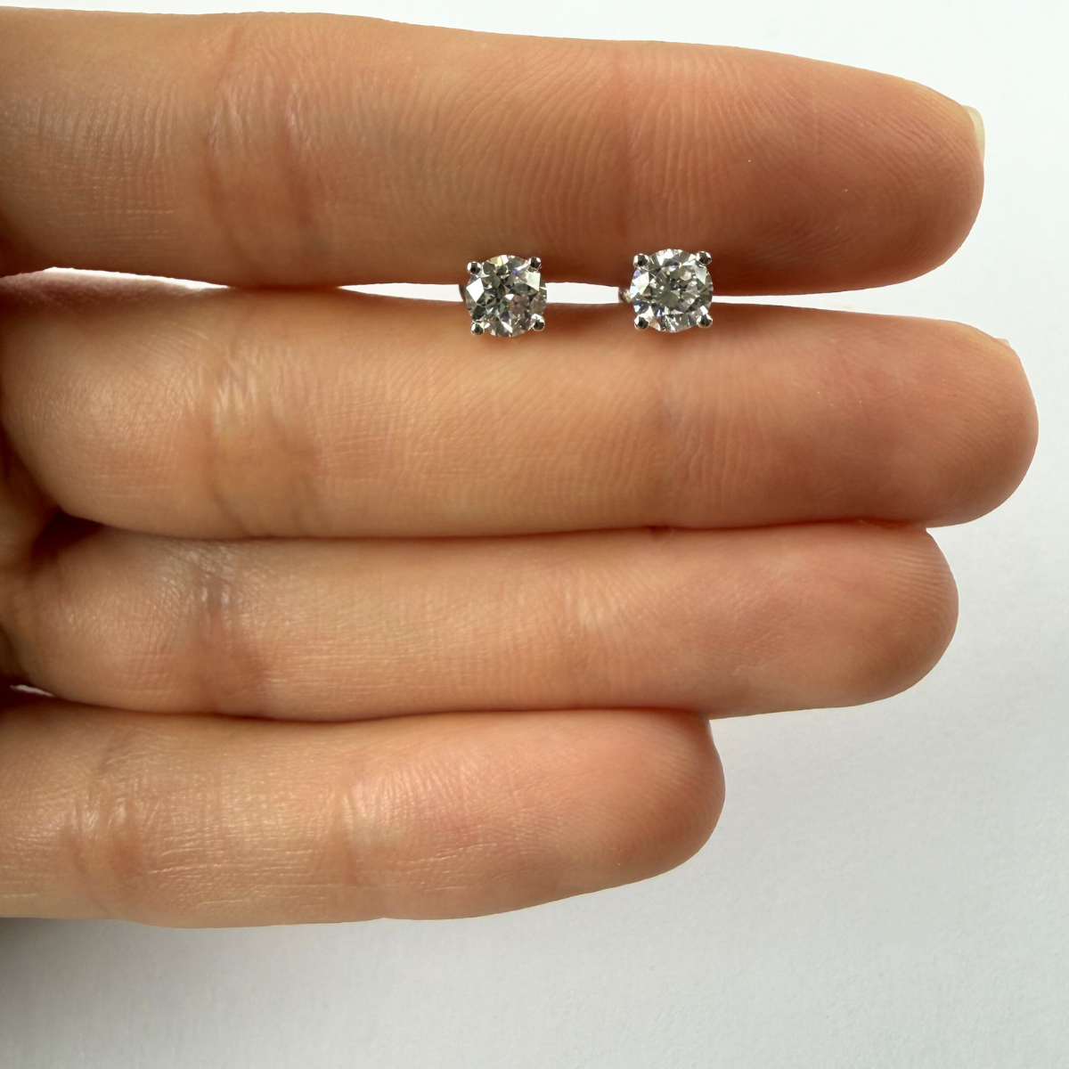 Aretes stud de diamantes de laboratorio 0.75ctw en oro blanco 14K