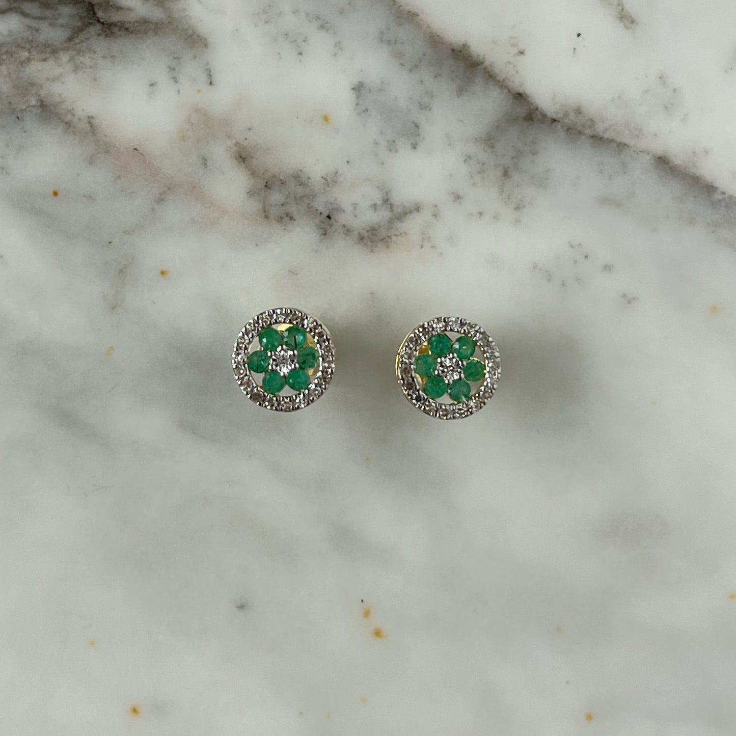 Aretes en oro amarillo 10k con flor de esmeralda y halo de diamantes 0.25ctw
