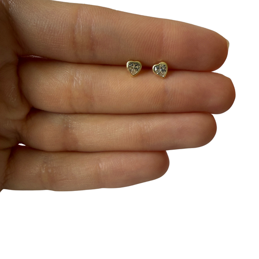 Aretes en oro amarillo 14k con corazón de circonita transparente biselado con tope rosca