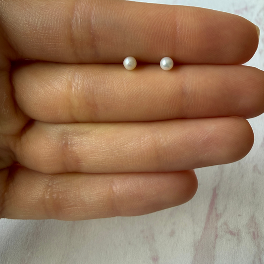 Aretes en oro amarillo 18k con perla 3mm con tope rosca