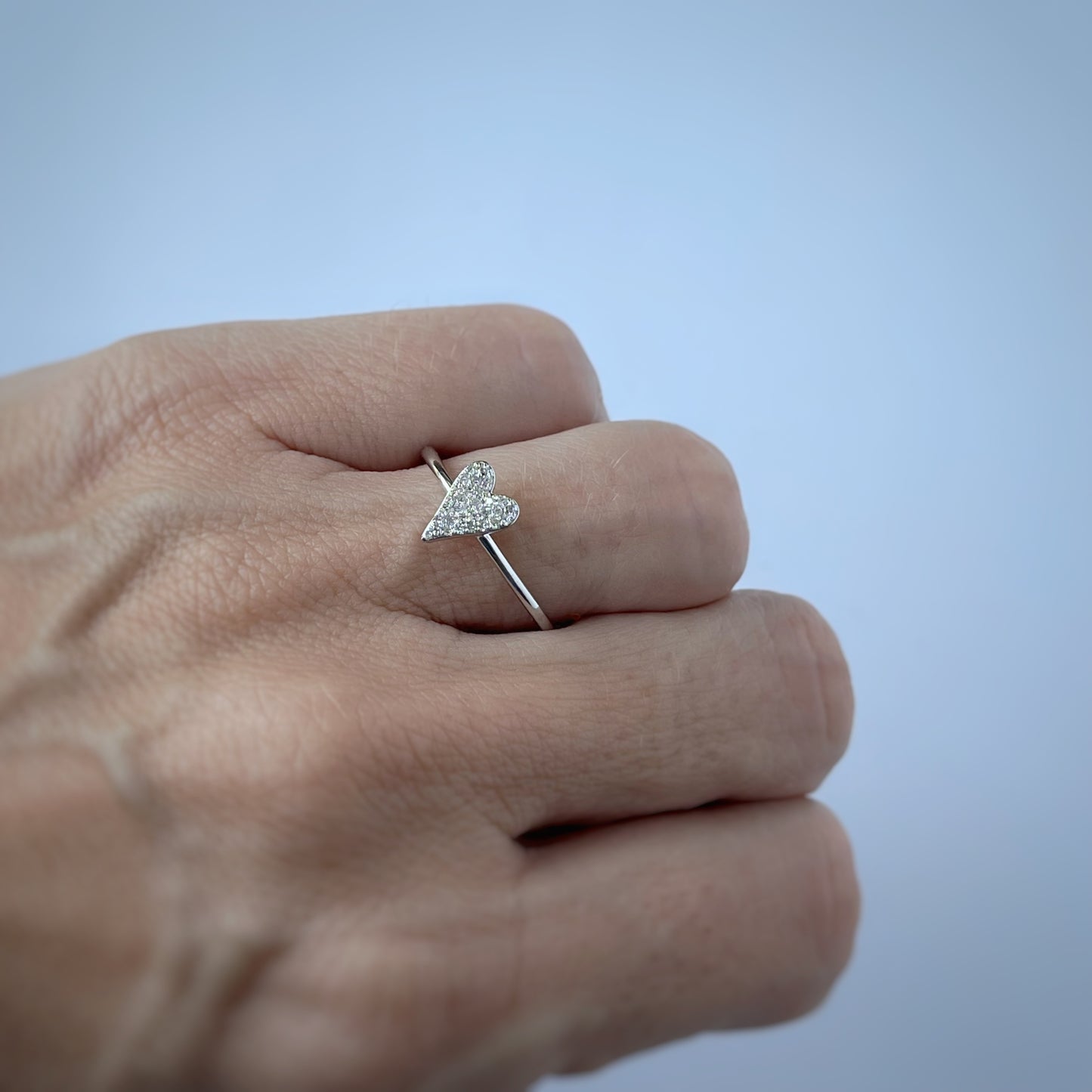 Anillo en oro blanco 10k con corazón de diamantes 0.10ctw