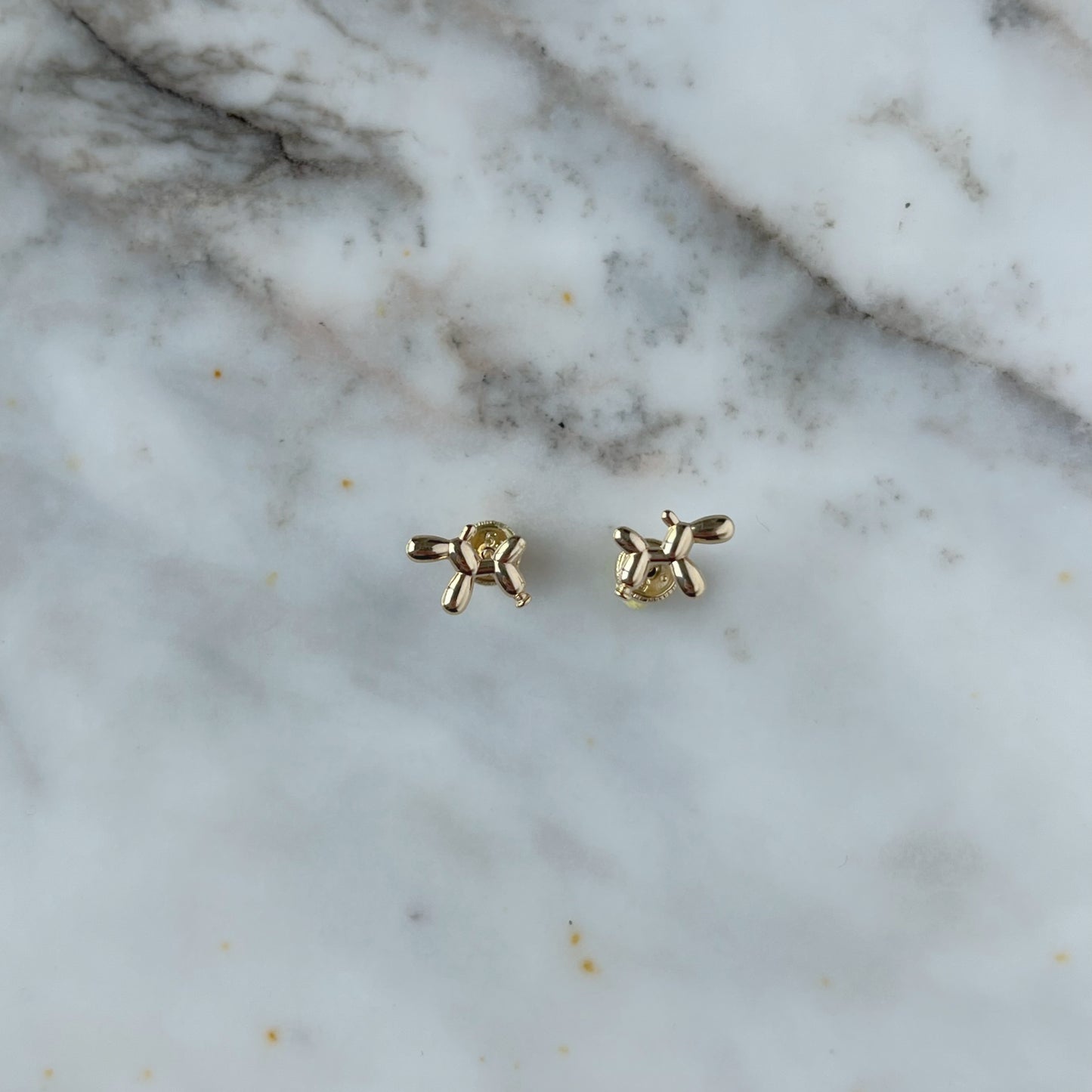 Aretes en oro amarillo 14k con perrito de globito con broche rosca