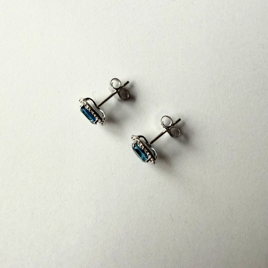 Aretes en oro blanco 10K con topacio london blue ovalado y halo de diamantes 0.09ctw