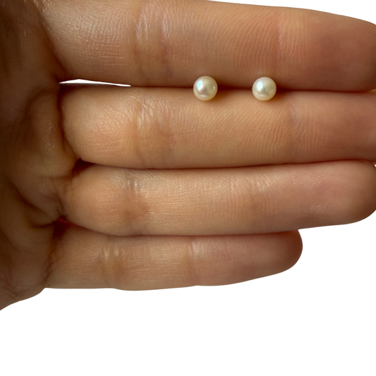 Aretes en oro amarillo 14k con perla 4mm con tope rosca