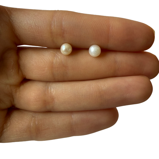Aretes en oro amarillo 18k con perla 5mm con tope rosca