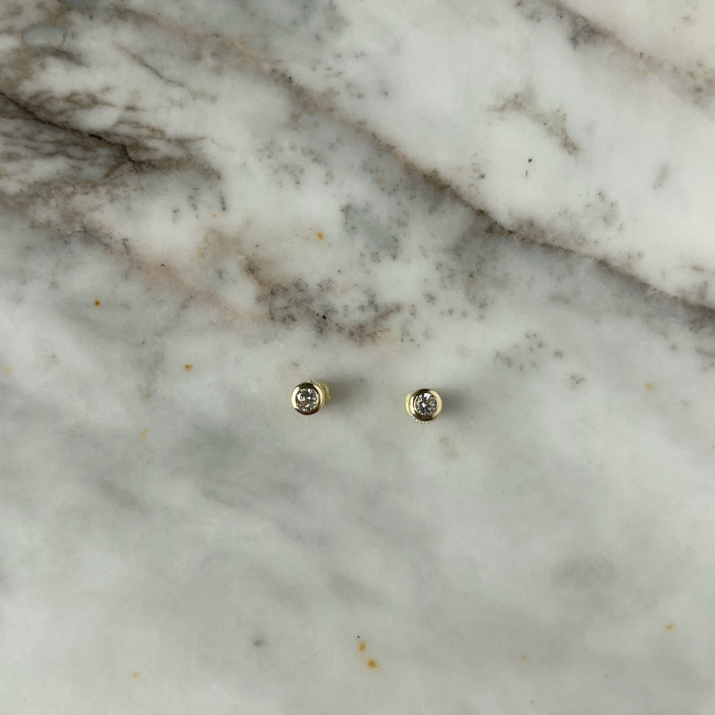 Aretes en oro amarillo 14k con circón biselado blanco con broche rosca