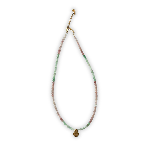 Collar de cuarzos multicolor y dije de sagrado corazón de Jesús en plata con baño de oro