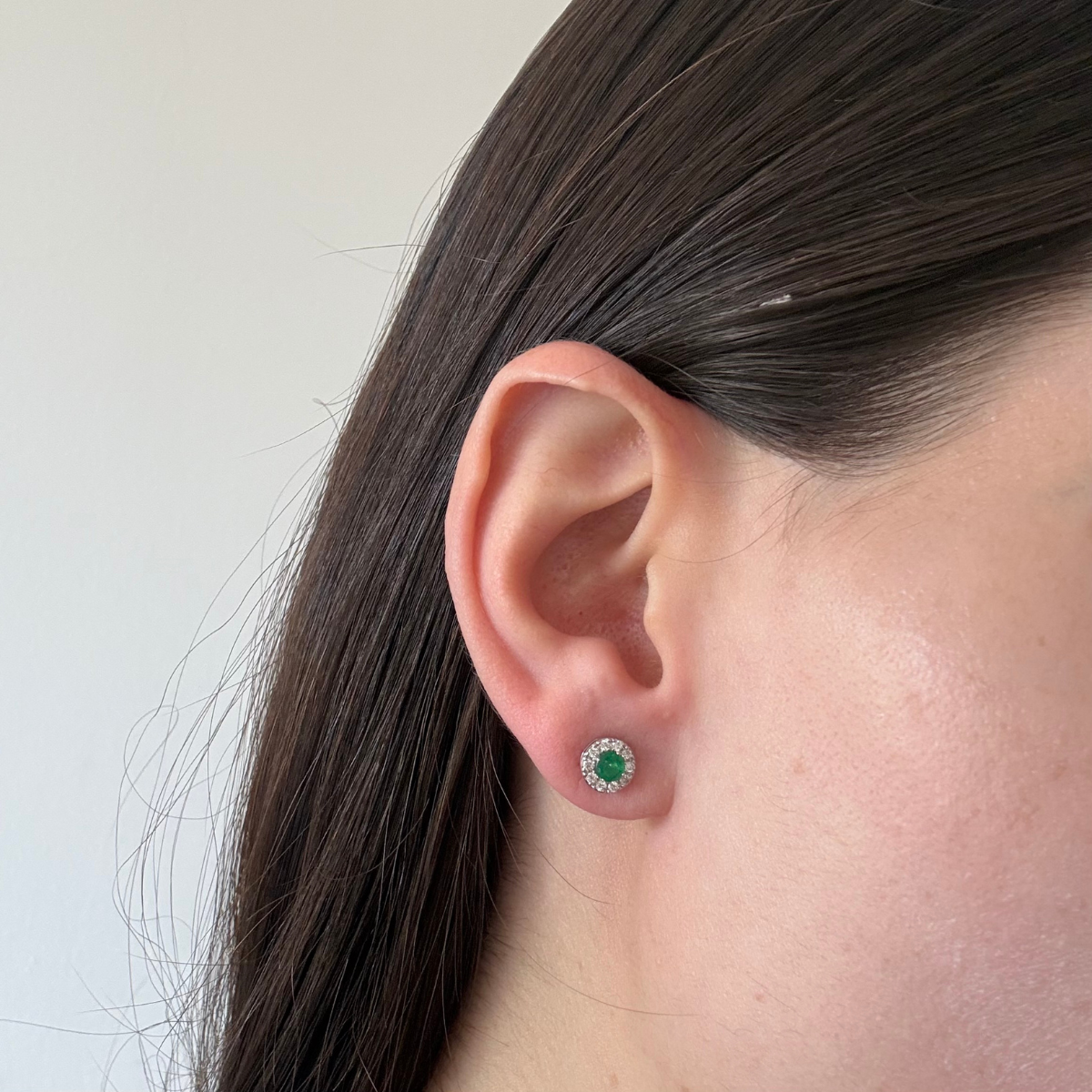 Aretes en oro blanco 14K con esmeralda redonda y halo de diamantes 0.20ctw