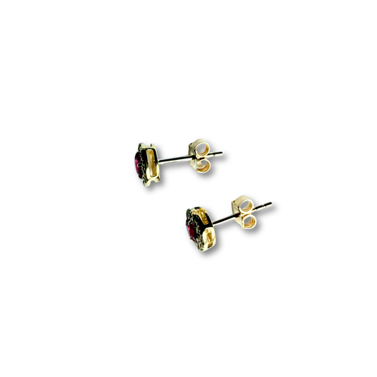 Aretes en oro amarillo 14K con rubí redondo y halo de diamantes 0.20ctw